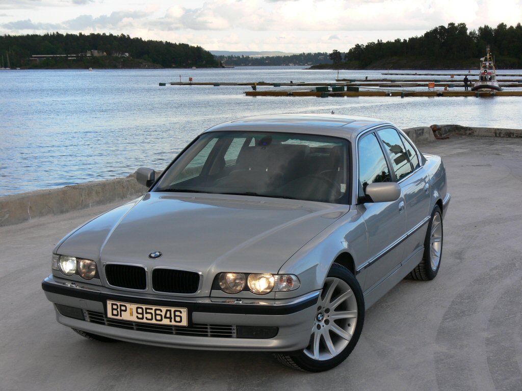 BMW 728i: 1 фото