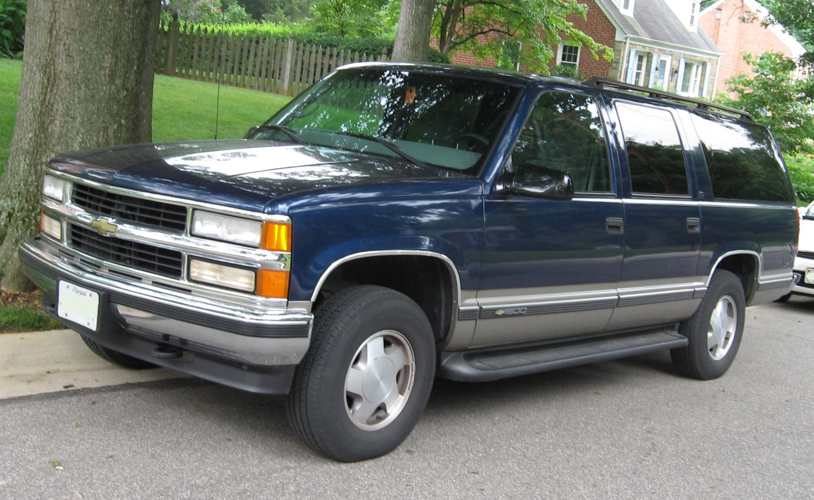 Chevrolet Suburban 2500: 9 фото