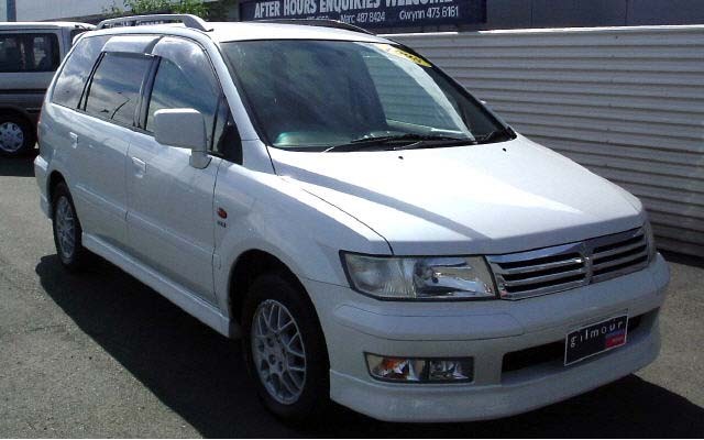 Mitsubishi Chariot Grandis: 8 фото