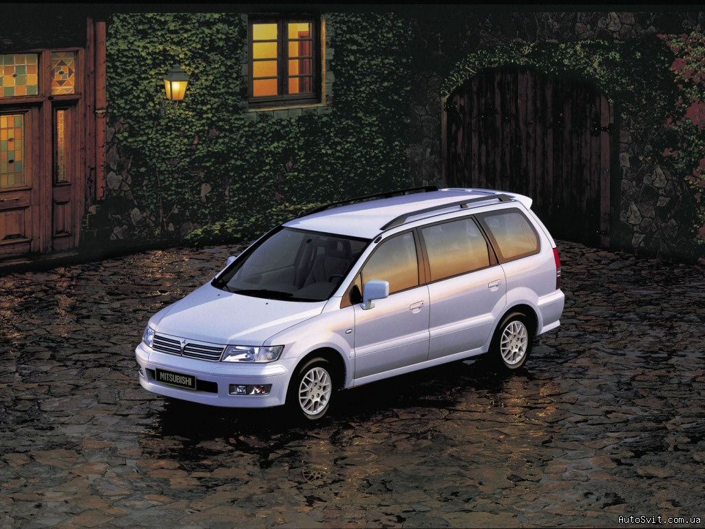 Mitsubishi Space Wagon: 7 фото