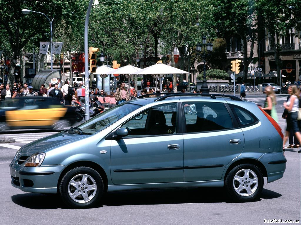 Nissan Almera Tino: 9 фото