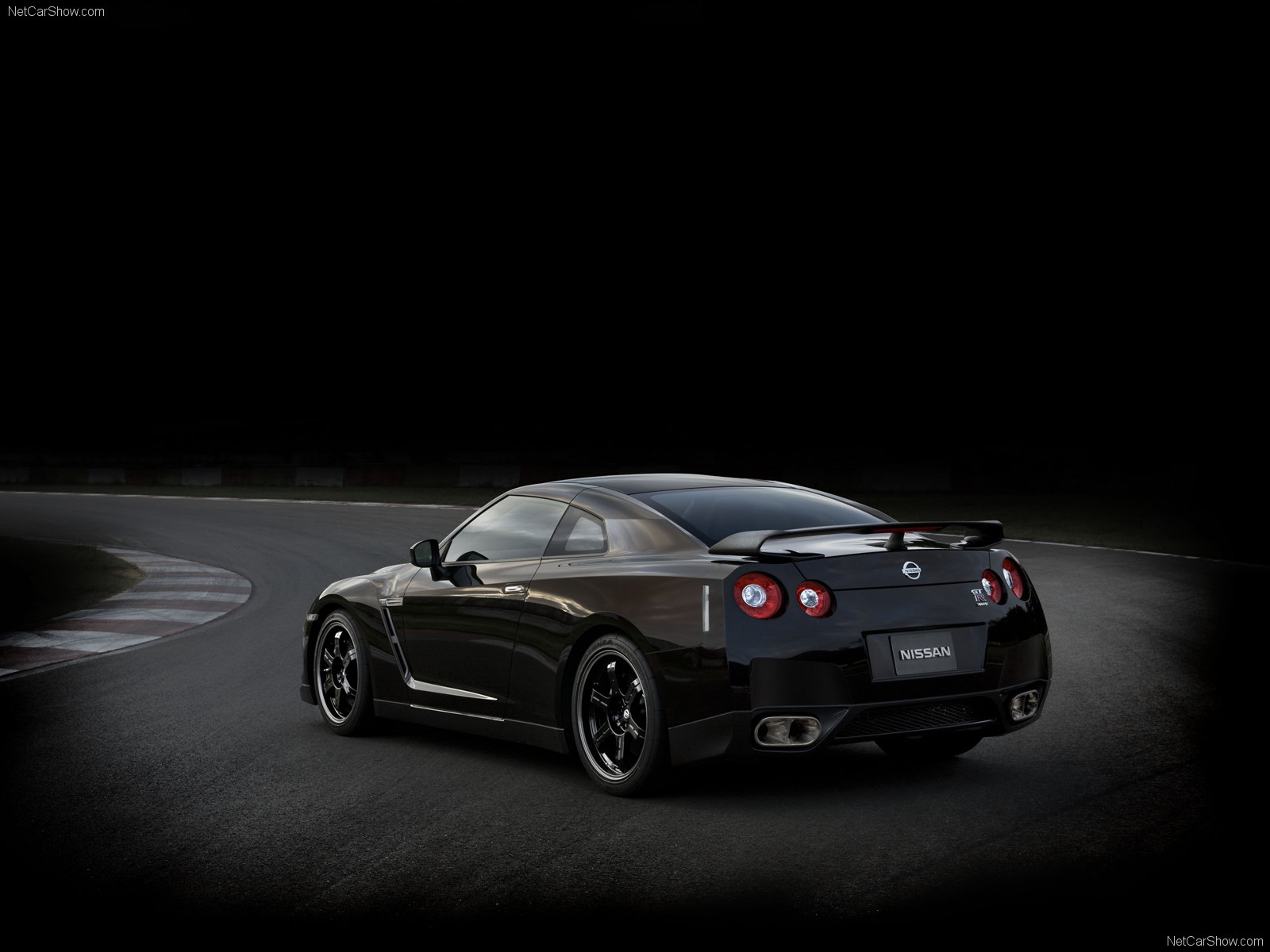 Nissan GT-R SpecV: 3 фото