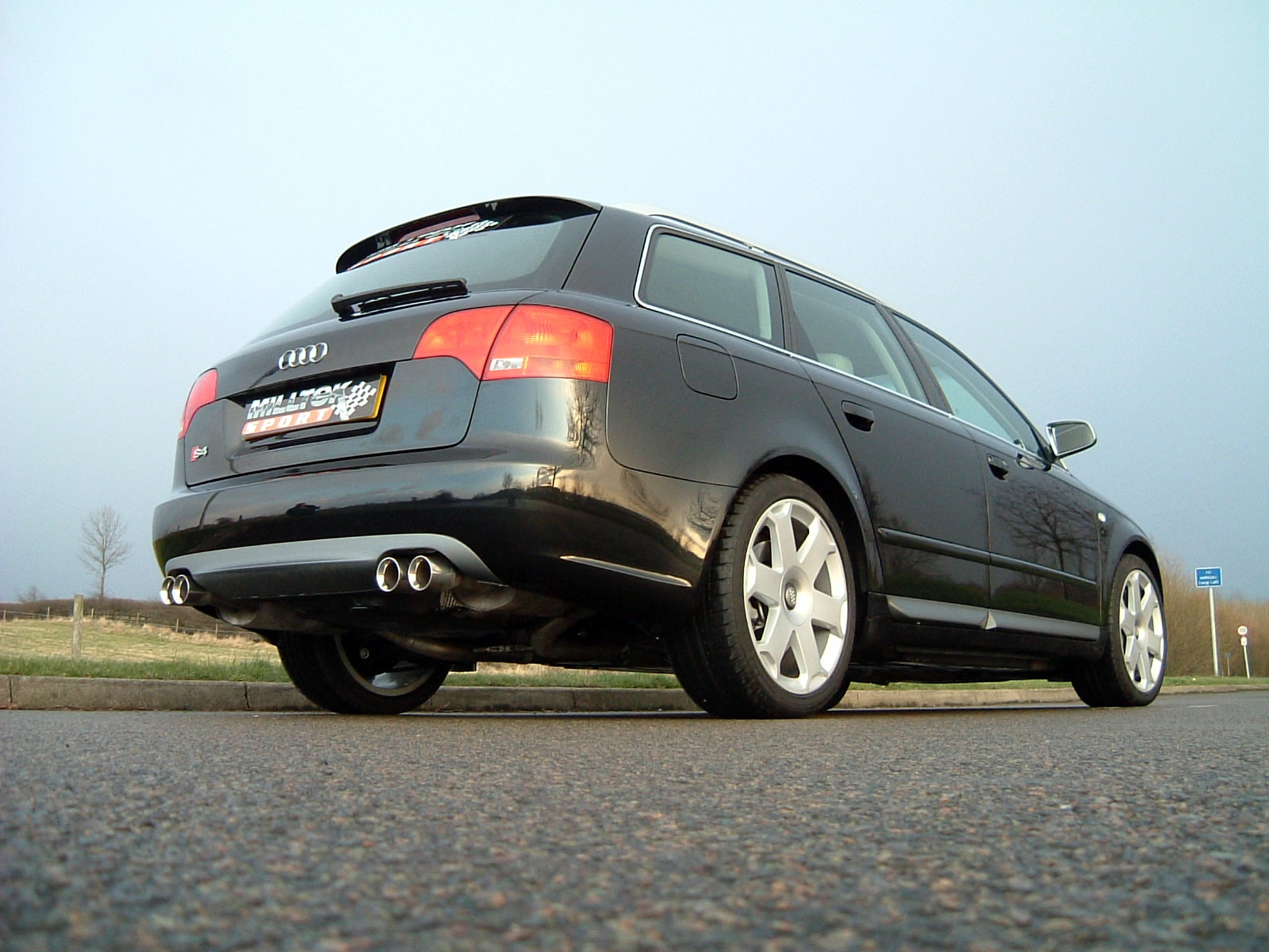 Audi S4 B7: 8 фото