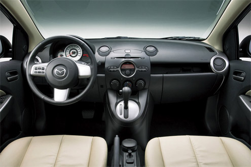 Mazda 2: 9 фото