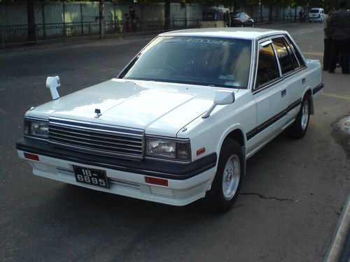 Nissan Laurel C32: 11 фото