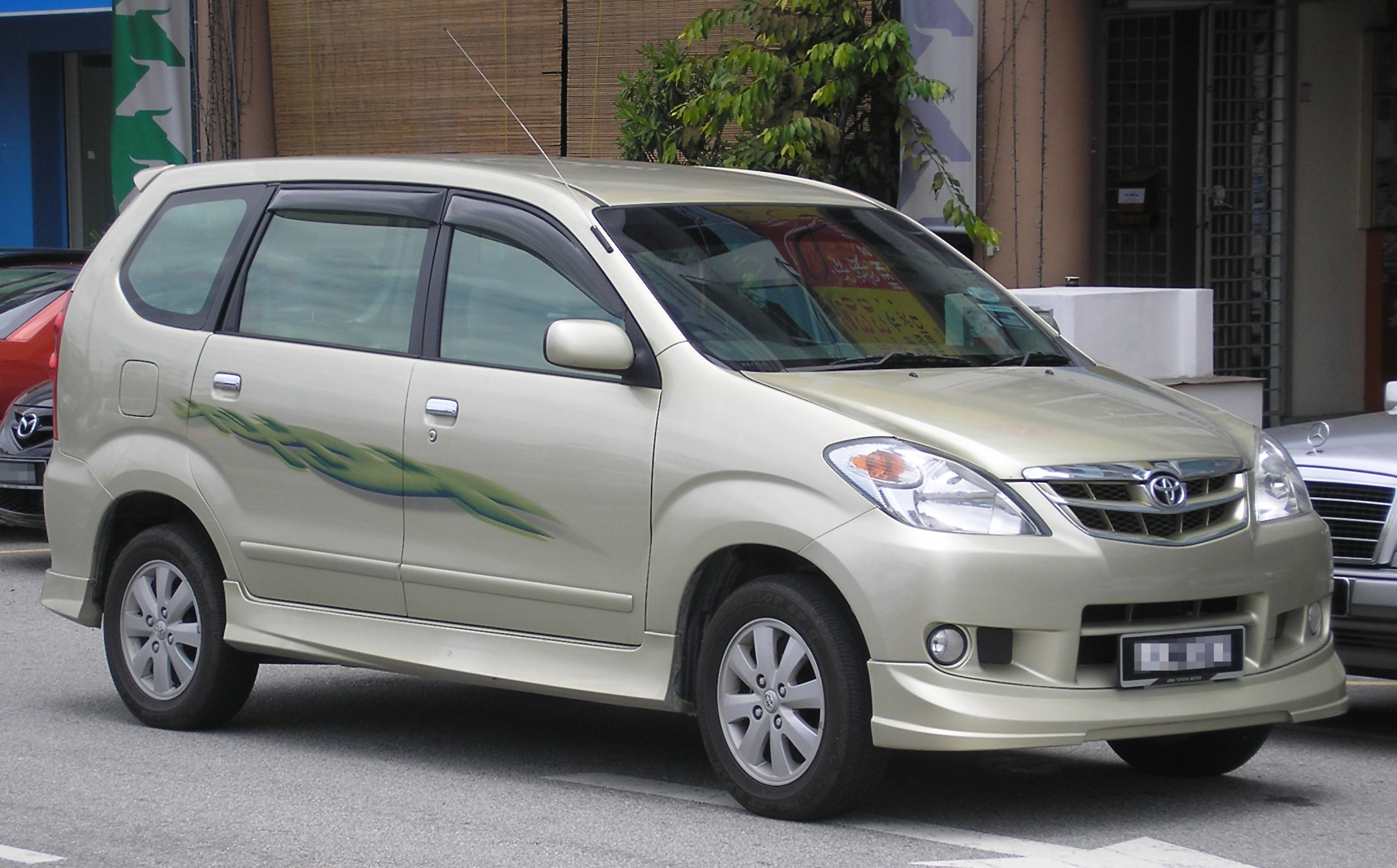 Toyota Avanza: 3 фото