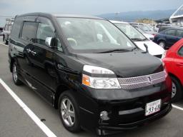 Toyota Voxy: 2 фото